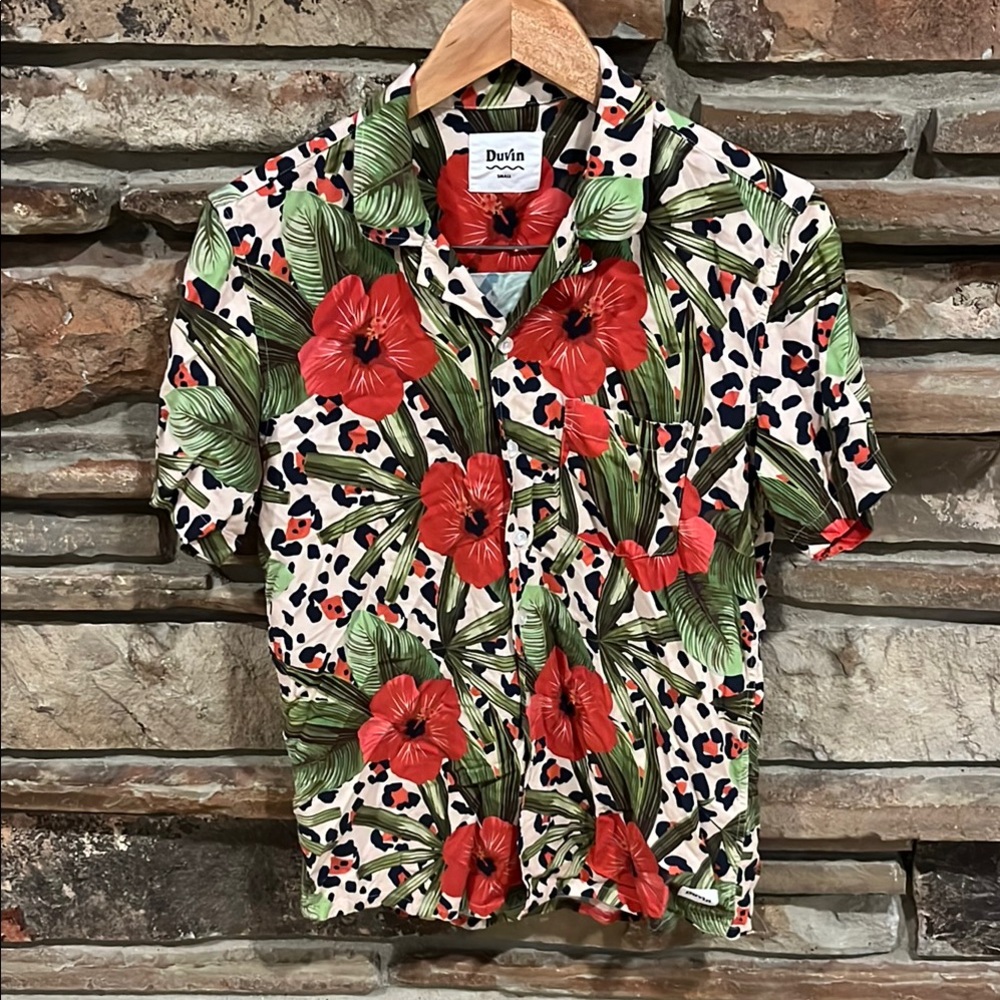 Duvin Designs Hawaiian Leopard and Red Hibiscus Short Sleeve Button Down Shirt